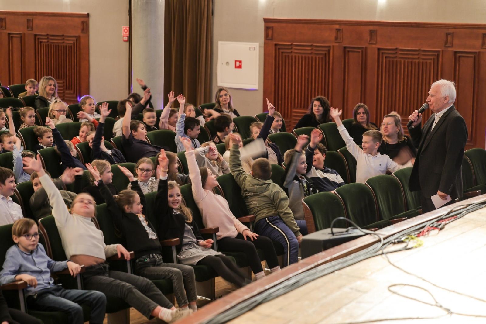 Zdjęcie w galerii na portalu naszraciborz.pl: Ile brzmień ma gitara? Gitary elektryczne na koncertach umuzykalniających w RCK wiadomości z regionu