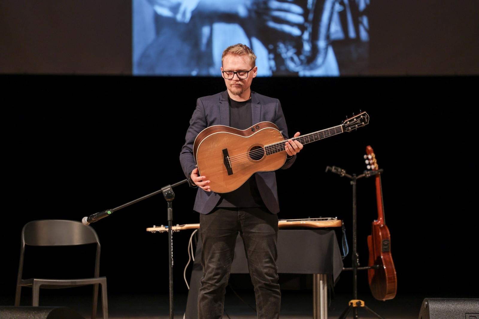 Zdjęcie w galerii na portalu naszraciborz.pl: Ile brzmień ma gitara? Gitary elektryczne na koncertach umuzykalniających w RCK wiadomości z regionu