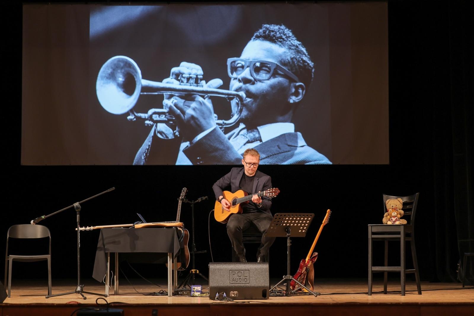 Zdjęcie w galerii na portalu naszraciborz.pl: Ile brzmień ma gitara? Gitary elektryczne na koncertach umuzykalniających w RCK wiadomości z regionu