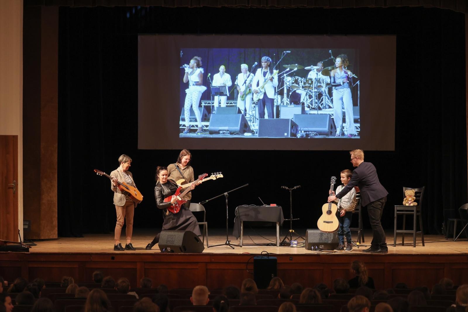 Zdjęcie w galerii na portalu naszraciborz.pl: Ile brzmień ma gitara? Gitary elektryczne na koncertach umuzykalniających w RCK wiadomości z regionu