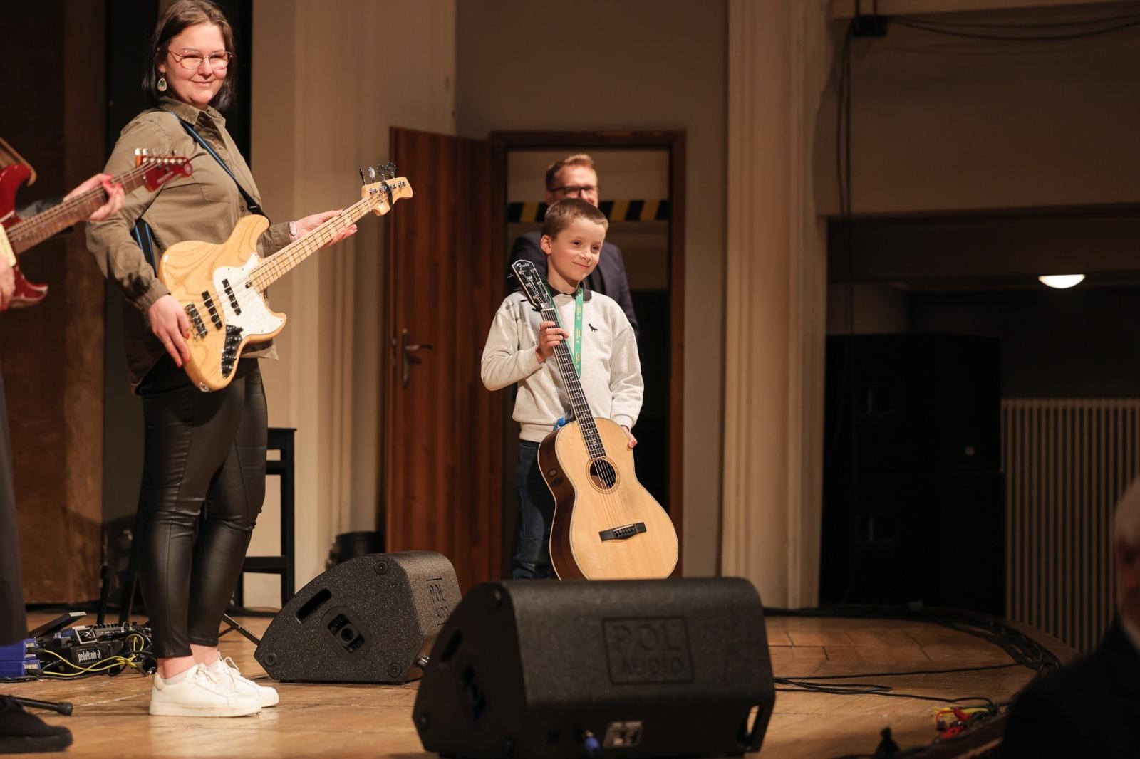 Zdjęcie w galerii na portalu naszraciborz.pl: Ile brzmień ma gitara? Gitary elektryczne na koncertach umuzykalniających w RCK wiadomości z regionu