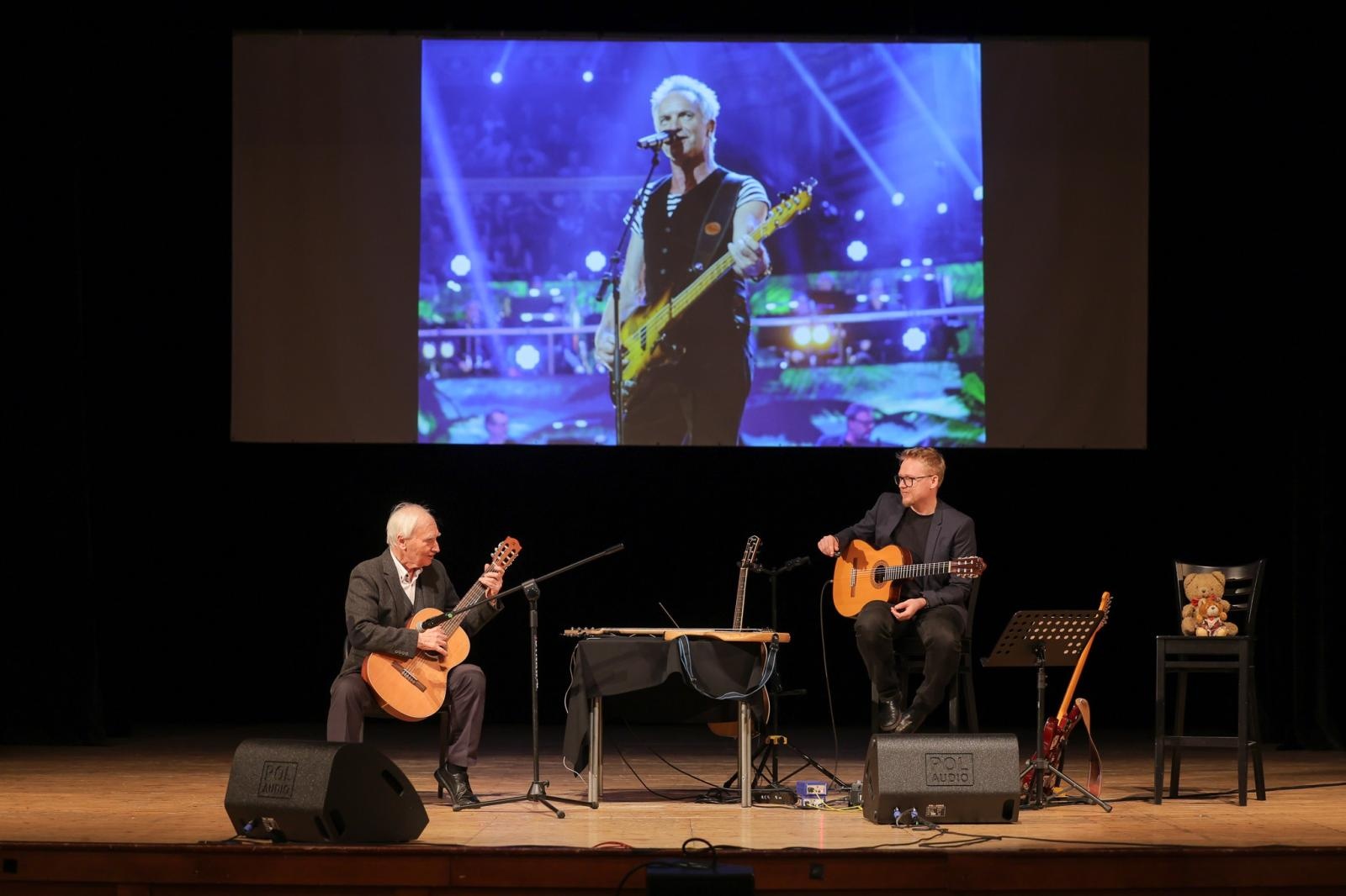 Zdjęcie w galerii na portalu naszraciborz.pl: Ile brzmień ma gitara? Gitary elektryczne na koncertach umuzykalniających w RCK wiadomości z regionu