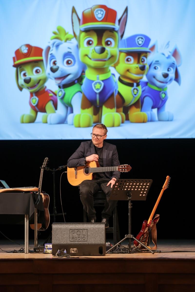 Zdjęcie w galerii na portalu naszraciborz.pl: Ile brzmień ma gitara? Gitary elektryczne na koncertach umuzykalniających w RCK wiadomości z regionu