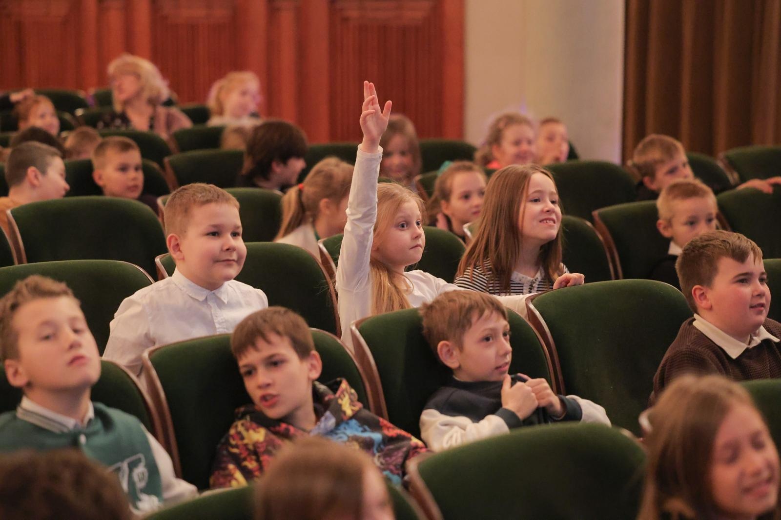 Zdjęcie w galerii na portalu naszraciborz.pl: Ile brzmień ma gitara? Gitary elektryczne na koncertach umuzykalniających w RCK wiadomości z regionu