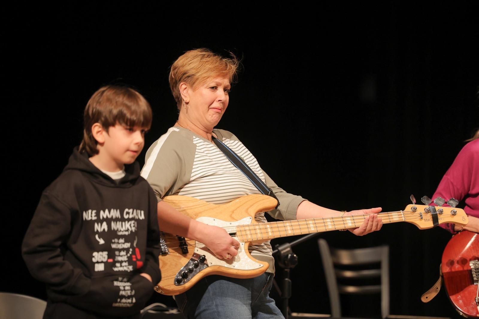 Zdjęcie w galerii na portalu naszraciborz.pl: Ile brzmień ma gitara? Gitary elektryczne na koncertach umuzykalniających w RCK wiadomości z regionu