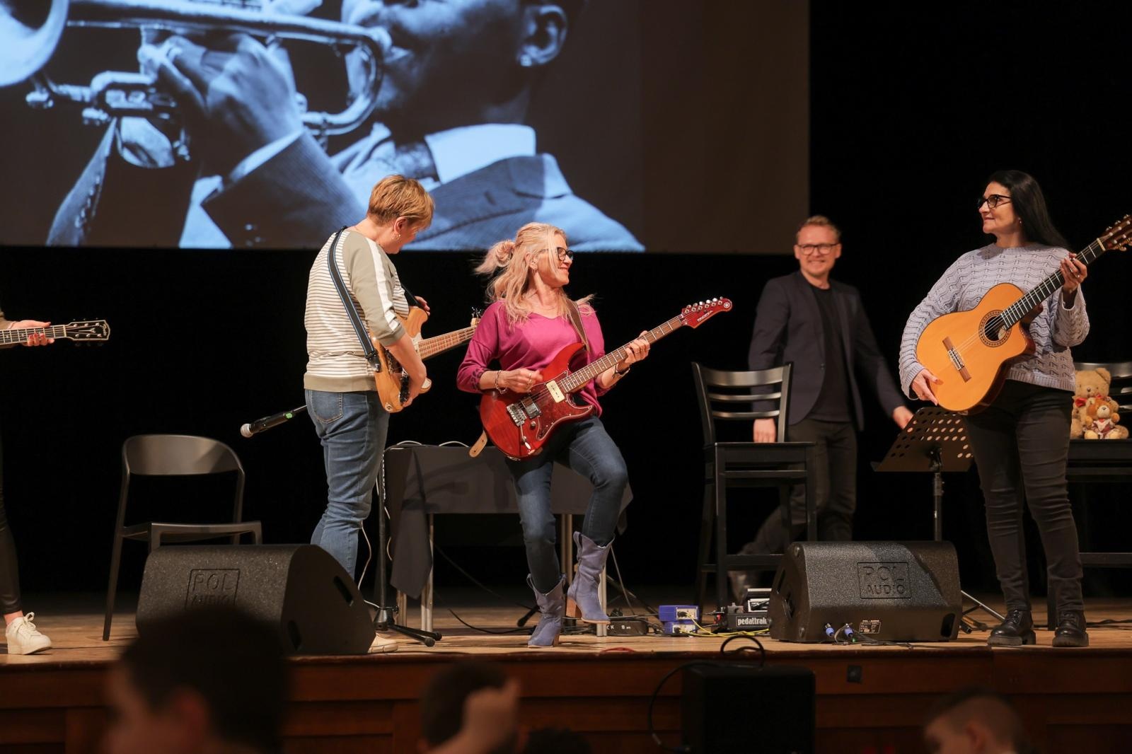 Zdjęcie w galerii na portalu naszraciborz.pl: Ile brzmień ma gitara? Gitary elektryczne na koncertach umuzykalniających w RCK wiadomości z regionu