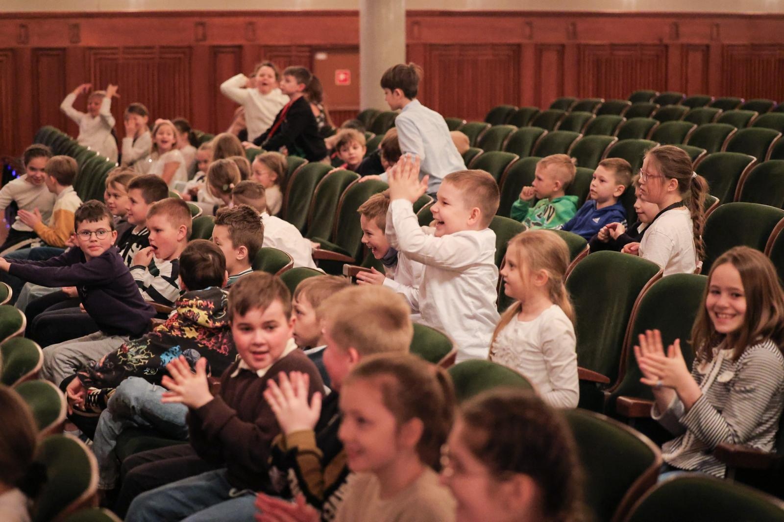 Zdjęcie w galerii na portalu naszraciborz.pl: Ile brzmień ma gitara? Gitary elektryczne na koncertach umuzykalniających w RCK wiadomości z regionu