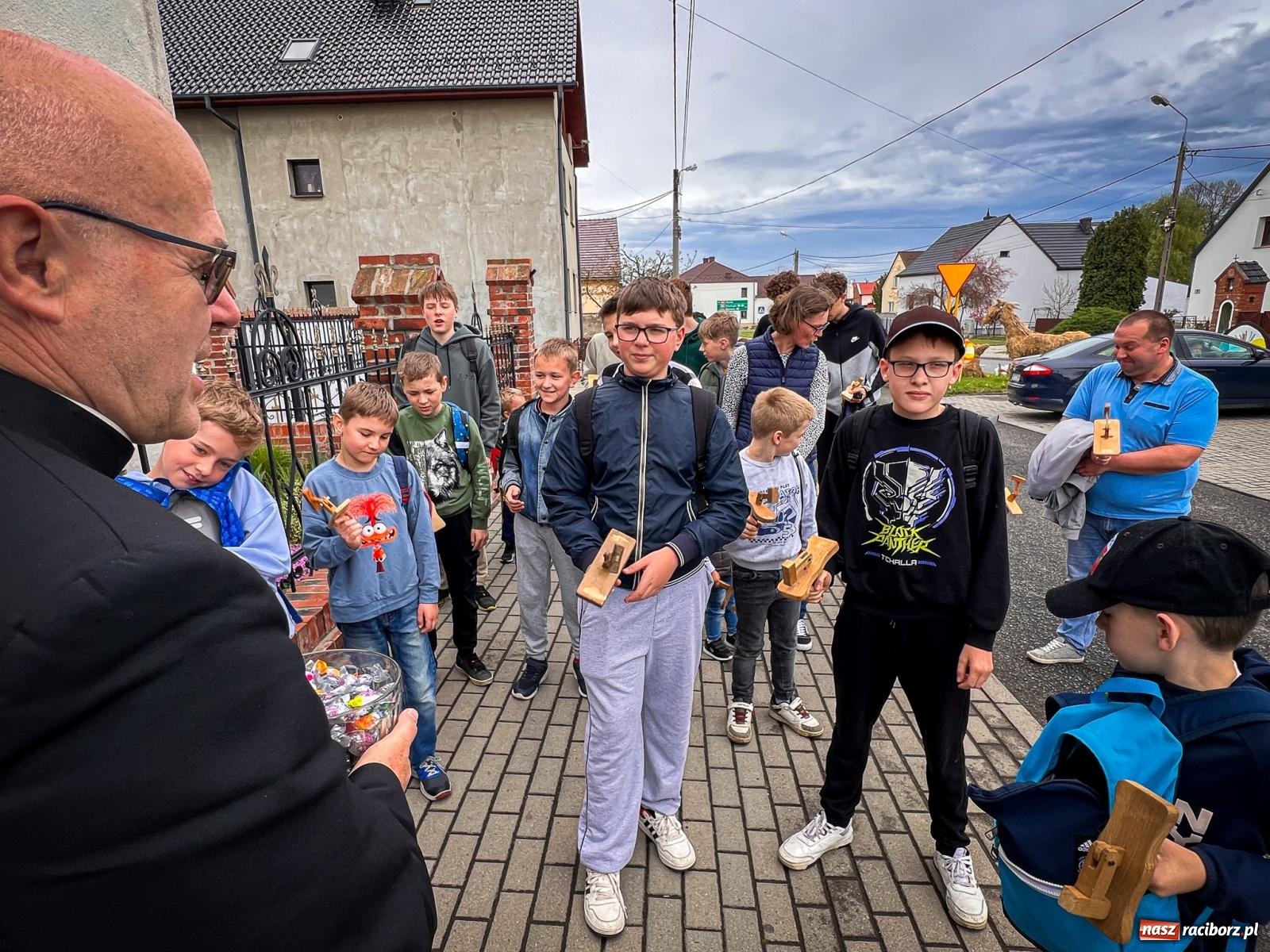 Zdjęcie w galerii na portalu naszraciborz.pl: Wielkopiątkowe klekotanie w Sudole. Tradycją zainteresowała się TVP [FOTO i WIDEO] wiadomości z regionu