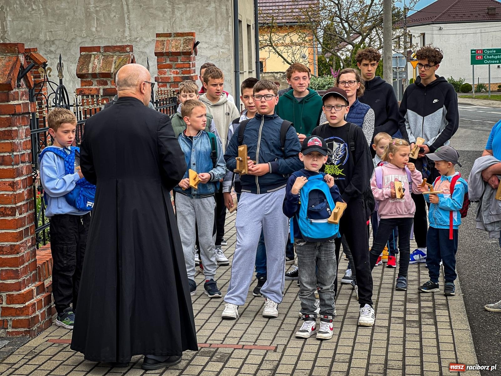 Zdjęcie w galerii na portalu naszraciborz.pl: Wielkopiątkowe klekotanie w Sudole. Tradycją zainteresowała się TVP [FOTO i WIDEO] wiadomości z regionu