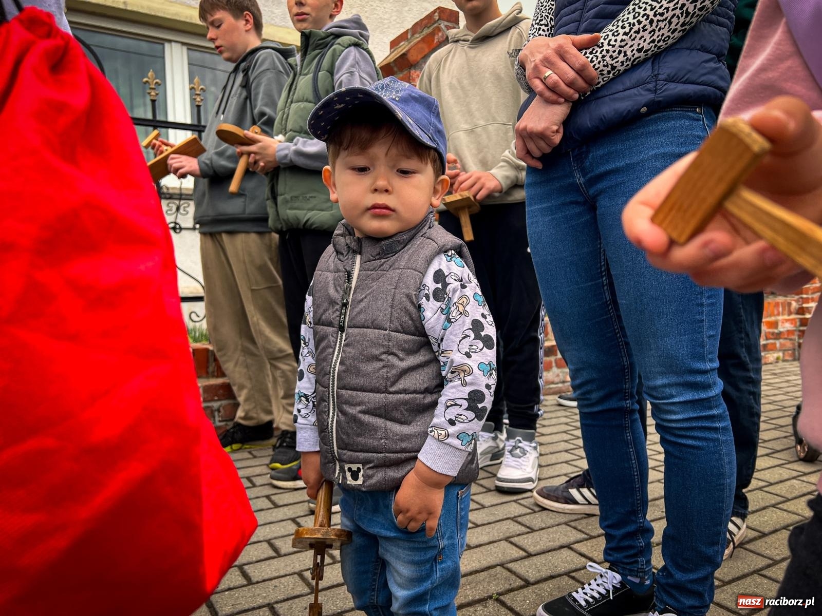 Zdjęcie w galerii na portalu naszraciborz.pl: Wielkopiątkowe klekotanie w Sudole. Tradycją zainteresowała się TVP [FOTO i WIDEO] wiadomości z regionu
