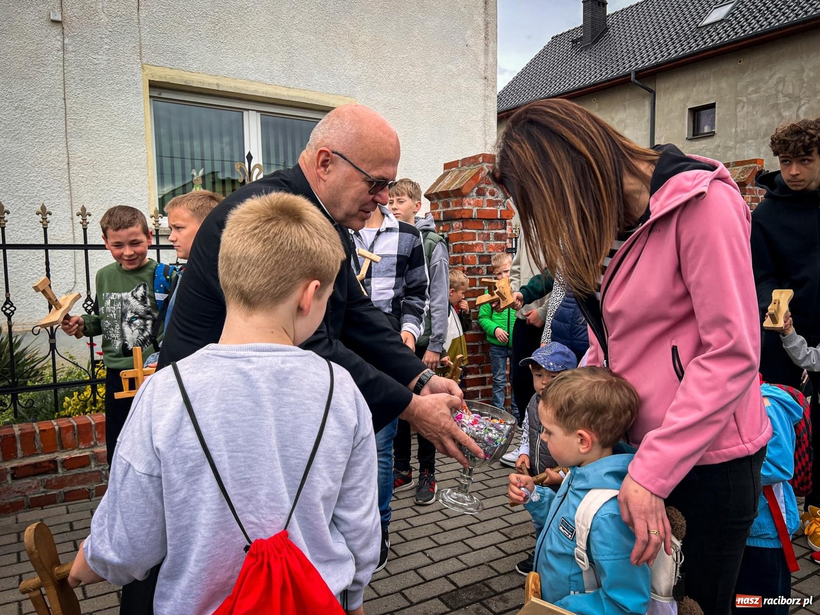 Zdjęcie w galerii na portalu naszraciborz.pl: Wielkopiątkowe klekotanie w Sudole. Tradycją zainteresowała się TVP [FOTO i WIDEO] wiadomości z regionu