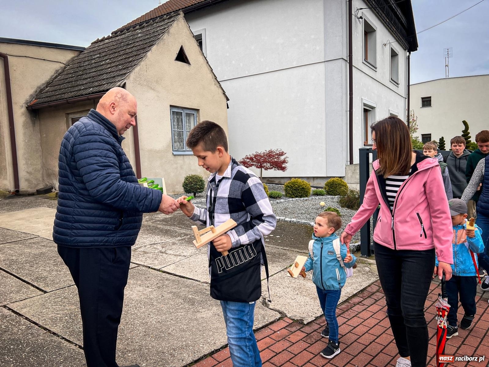 Zdjęcie w galerii na portalu naszraciborz.pl: Wielkopiątkowe klekotanie w Sudole. Tradycją zainteresowała się TVP [FOTO i WIDEO] wiadomości z regionu