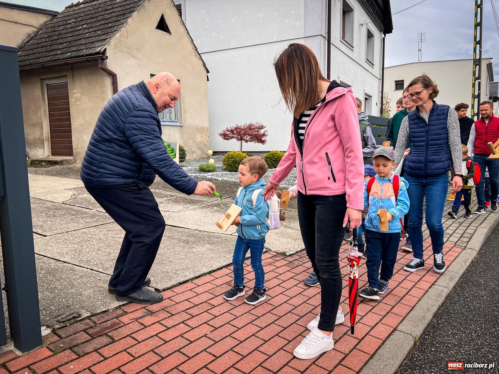 Zdjęcie w galerii na portalu naszraciborz.pl: Wielkopiątkowe klekotanie w Sudole. Tradycją zainteresowała się TVP [FOTO i WIDEO] wiadomości z regionu