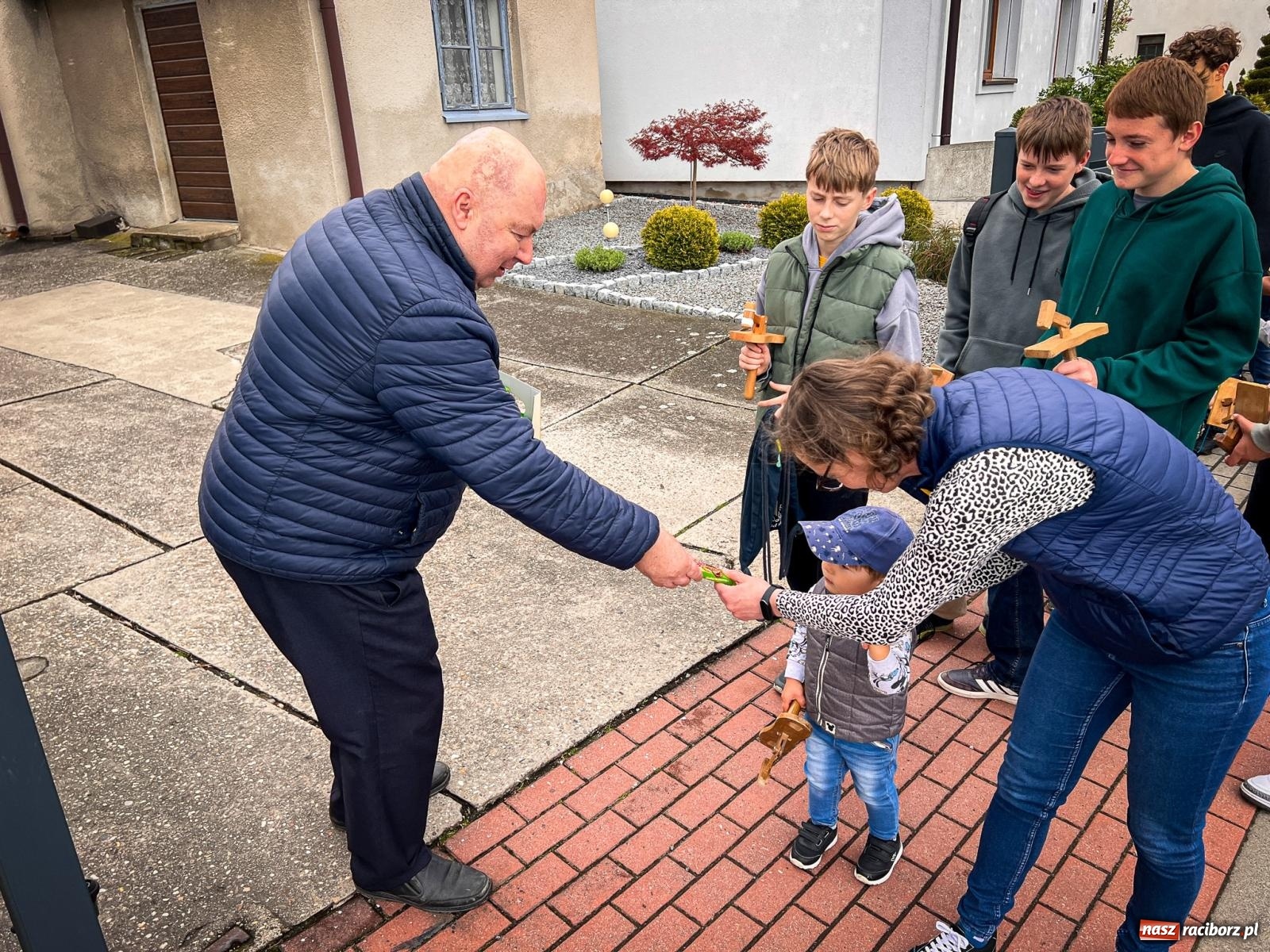 Zdjęcie w galerii na portalu naszraciborz.pl: Wielkopiątkowe klekotanie w Sudole. Tradycją zainteresowała się TVP [FOTO i WIDEO] wiadomości z regionu