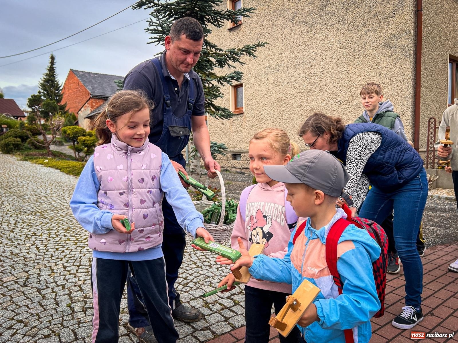 Zdjęcie w galerii na portalu naszraciborz.pl: Wielkopiątkowe klekotanie w Sudole. Tradycją zainteresowała się TVP [FOTO i WIDEO] wiadomości z regionu