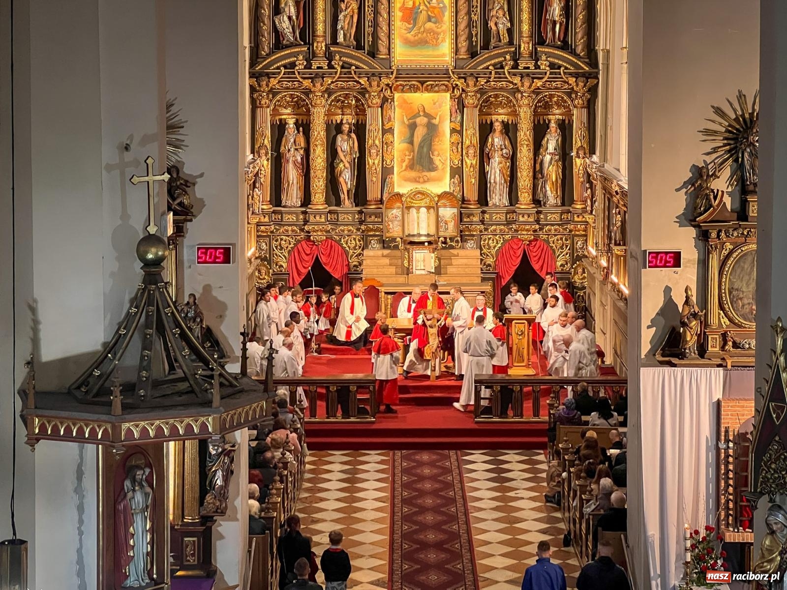 Zdjęcie w galerii na portalu naszraciborz.pl: Wielki Piątek w parafii WNMP w Raciborzu – dzień krzyża, ciszy i nadziei [FOTO i WIDEO] wiadomości z regionu