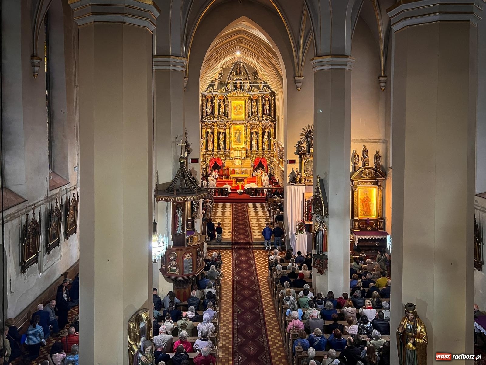 Zdjęcie w galerii na portalu naszraciborz.pl: Wielki Piątek w parafii WNMP w Raciborzu – dzień krzyża, ciszy i nadziei [FOTO i WIDEO] wiadomości z regionu