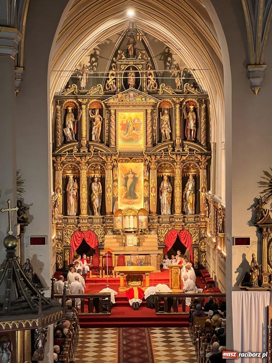 Zdjęcie w galerii na portalu naszraciborz.pl: Wielki Piątek w parafii WNMP w Raciborzu – dzień krzyża, ciszy i nadziei [FOTO i WIDEO] wiadomości z regionu