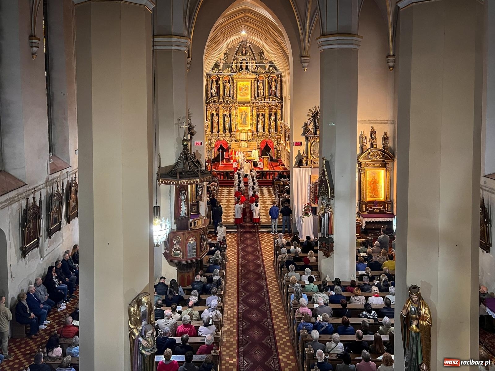 Zdjęcie w galerii na portalu naszraciborz.pl: Wielki Piątek w parafii WNMP w Raciborzu – dzień krzyża, ciszy i nadziei [FOTO i WIDEO] wiadomości z regionu