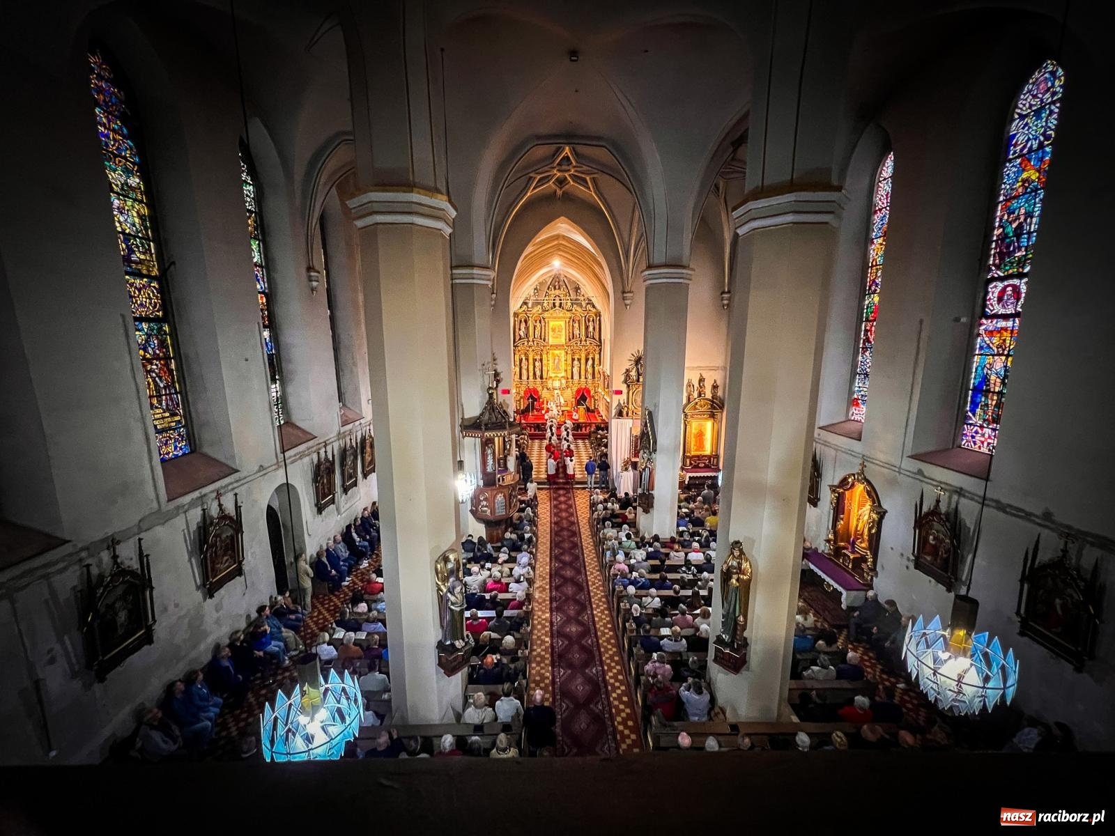Zdjęcie w galerii na portalu naszraciborz.pl: Wielki Piątek w parafii WNMP w Raciborzu – dzień krzyża, ciszy i nadziei [FOTO i WIDEO] wiadomości z regionu