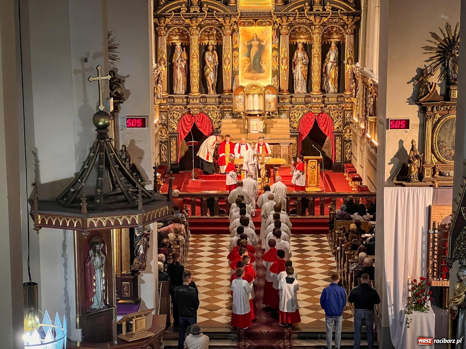 Zdjęcie w galerii na portalu naszraciborz.pl: Wielki Piątek w parafii WNMP w Raciborzu – dzień krzyża, ciszy i nadziei [FOTO i WIDEO] wiadomości z regionu