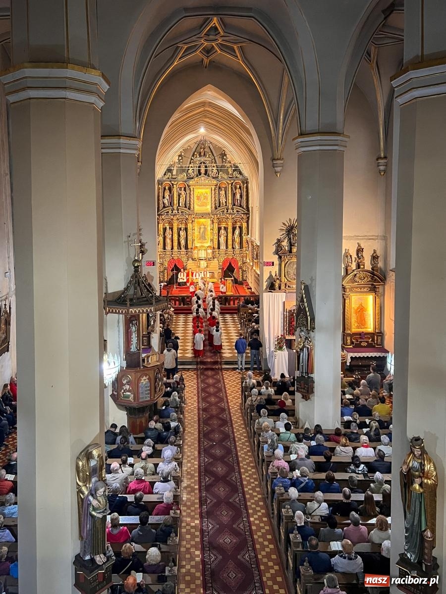 Zdjęcie w galerii na portalu naszraciborz.pl: Wielki Piątek w parafii WNMP w Raciborzu – dzień krzyża, ciszy i nadziei [FOTO i WIDEO] wiadomości z regionu