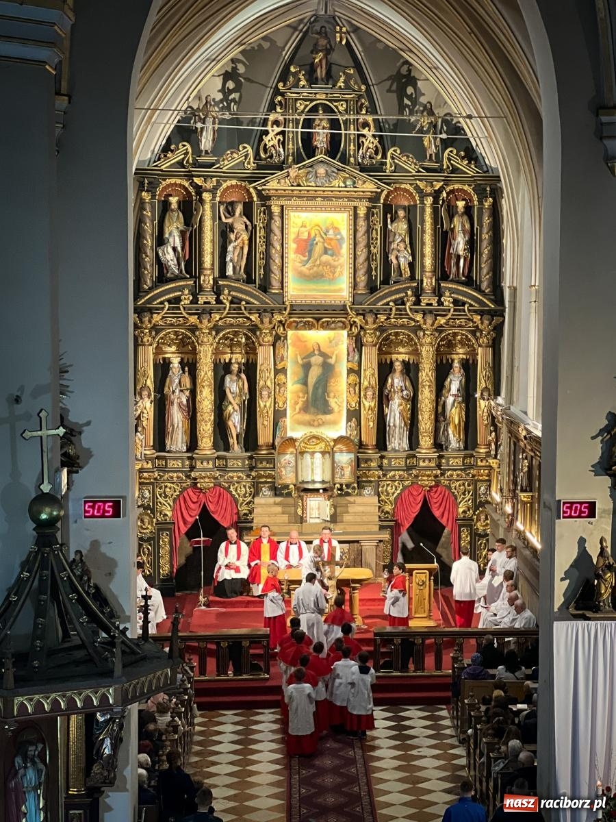 Zdjęcie w galerii na portalu naszraciborz.pl: Wielki Piątek w parafii WNMP w Raciborzu – dzień krzyża, ciszy i nadziei [FOTO i WIDEO] wiadomości z regionu