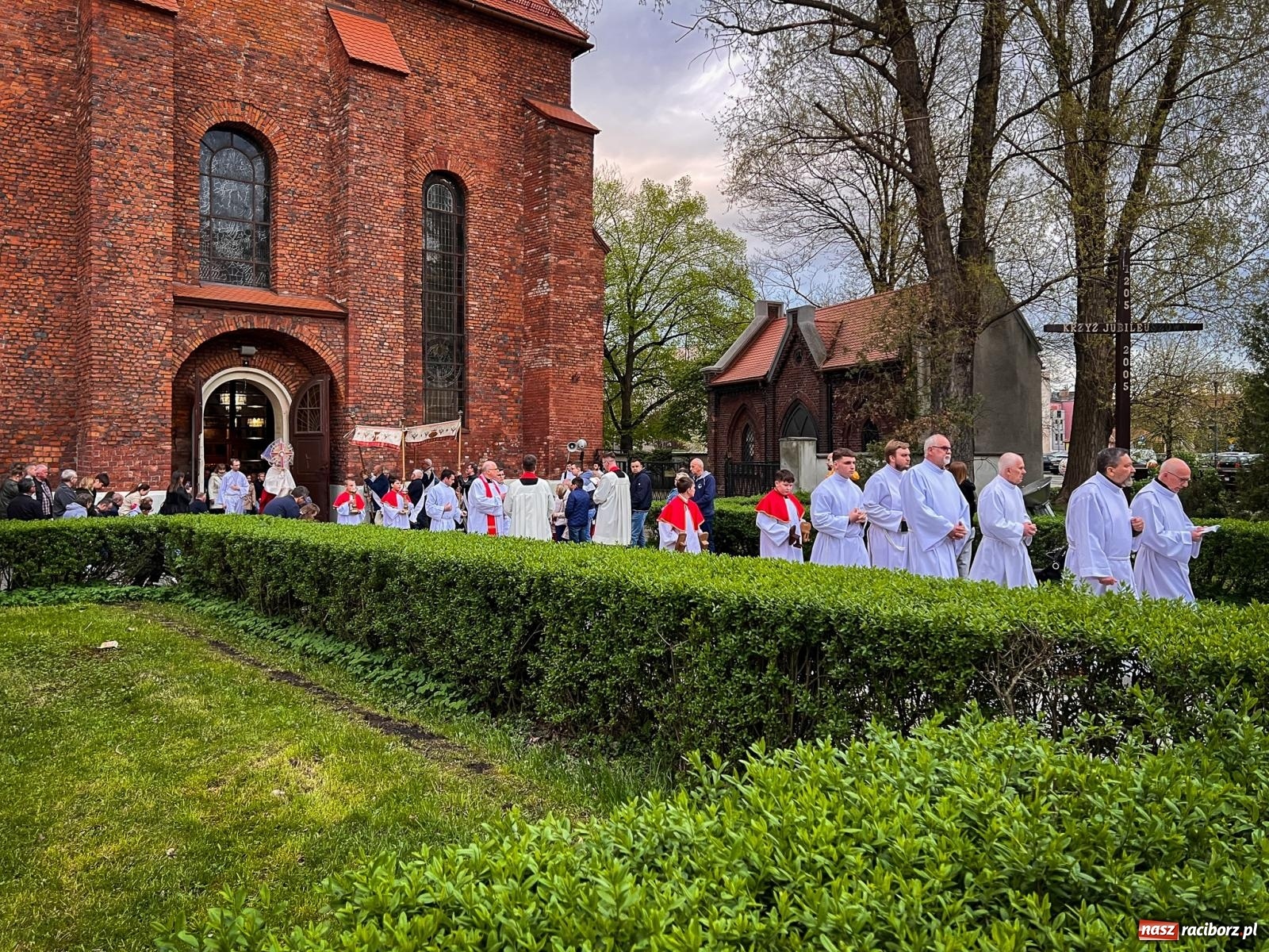 Zdjęcie w galerii na portalu naszraciborz.pl: Wielki Piątek w parafii WNMP w Raciborzu – dzień krzyża, ciszy i nadziei [FOTO i WIDEO] wiadomości z regionu