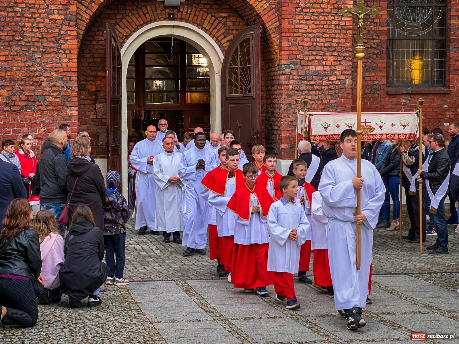 Zdjęcie w galerii na portalu naszraciborz.pl: Wielki Piątek w parafii WNMP w Raciborzu – dzień krzyża, ciszy i nadziei [FOTO i WIDEO] wiadomości z regionu