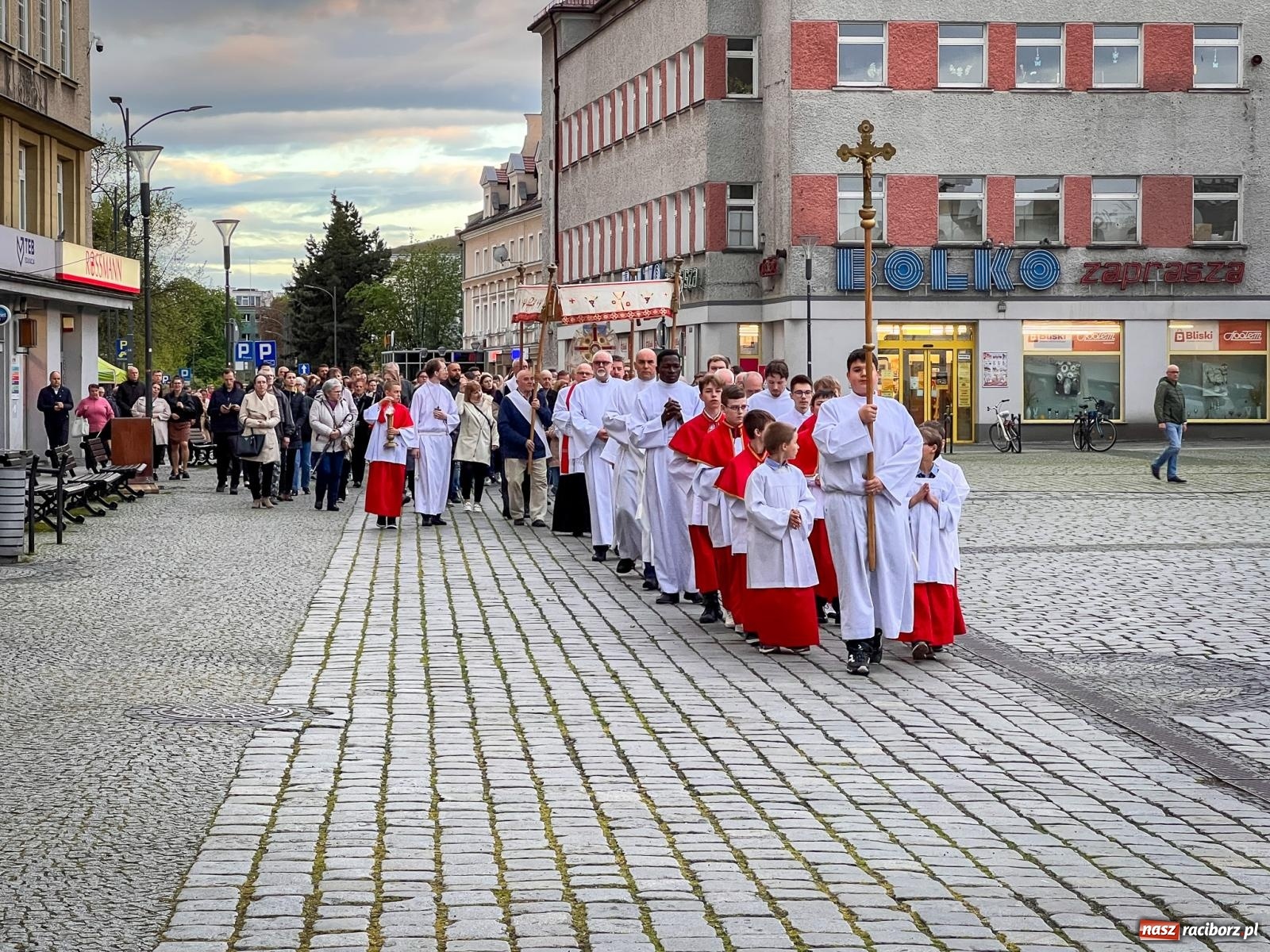 Zdjęcie w galerii na portalu naszraciborz.pl: Wielki Piątek w parafii WNMP w Raciborzu – dzień krzyża, ciszy i nadziei [FOTO i WIDEO] wiadomości z regionu