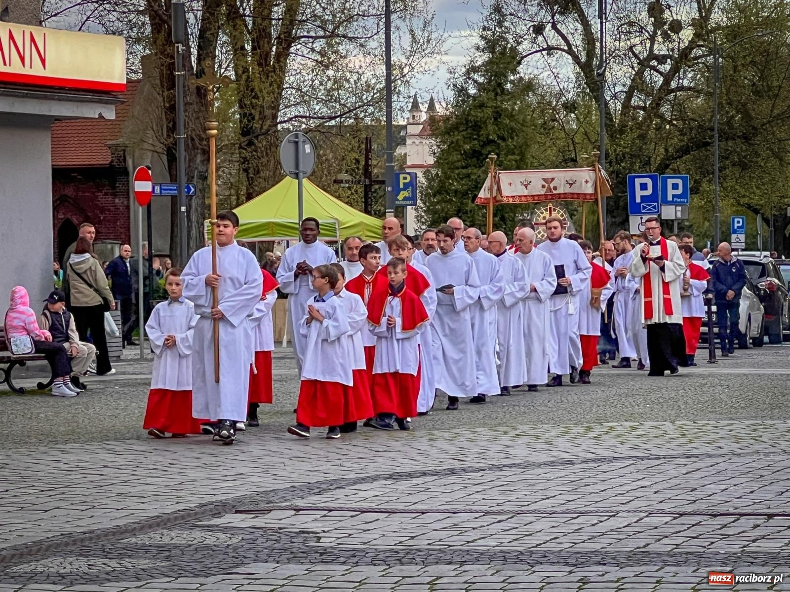 Zdjęcie w galerii na portalu naszraciborz.pl: Wielki Piątek w parafii WNMP w Raciborzu – dzień krzyża, ciszy i nadziei [FOTO i WIDEO] wiadomości z regionu
