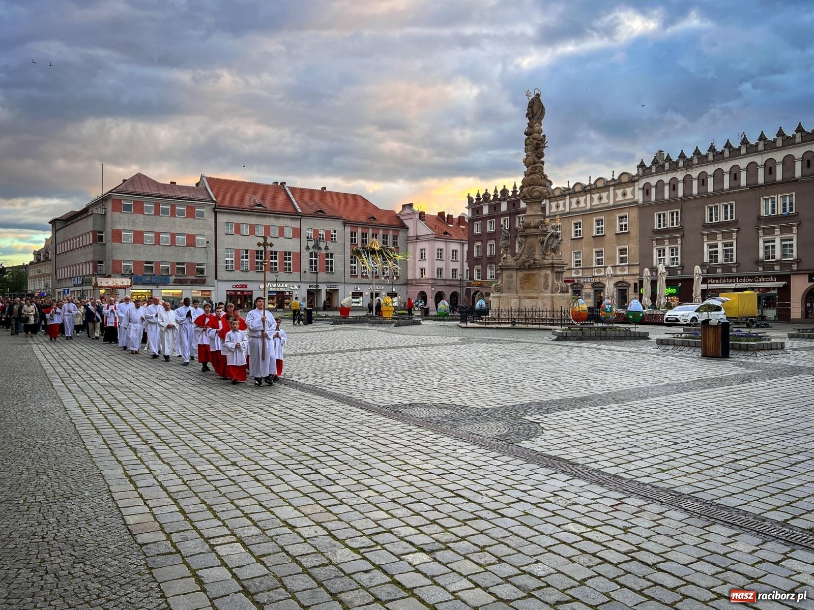 Zdjęcie w galerii na portalu naszraciborz.pl: Wielki Piątek w parafii WNMP w Raciborzu – dzień krzyża, ciszy i nadziei [FOTO i WIDEO] wiadomości z regionu