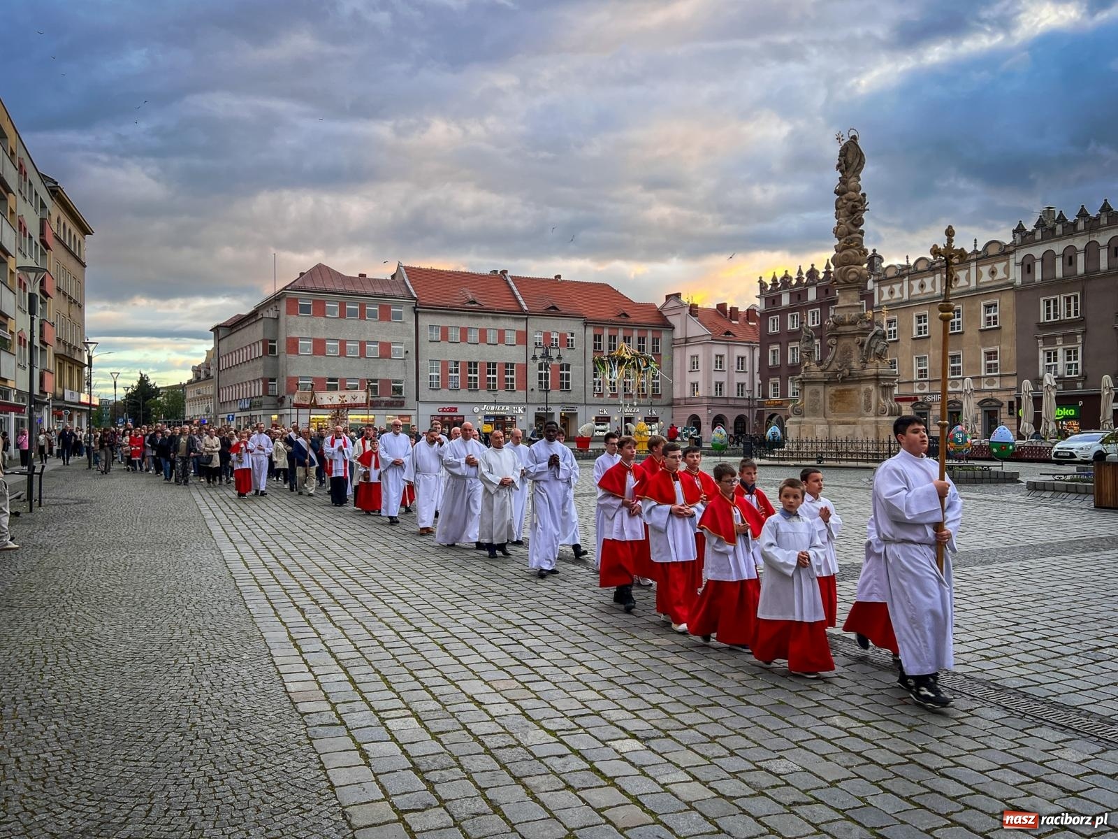 Zdjęcie w galerii na portalu naszraciborz.pl: Wielki Piątek w parafii WNMP w Raciborzu – dzień krzyża, ciszy i nadziei [FOTO i WIDEO] wiadomości z regionu