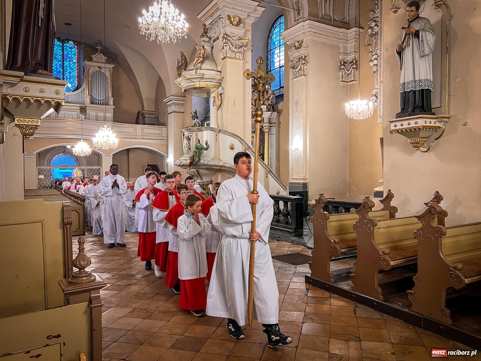 Zdjęcie w galerii na portalu naszraciborz.pl: Wielki Piątek w parafii WNMP w Raciborzu – dzień krzyża, ciszy i nadziei [FOTO i WIDEO] wiadomości z regionu