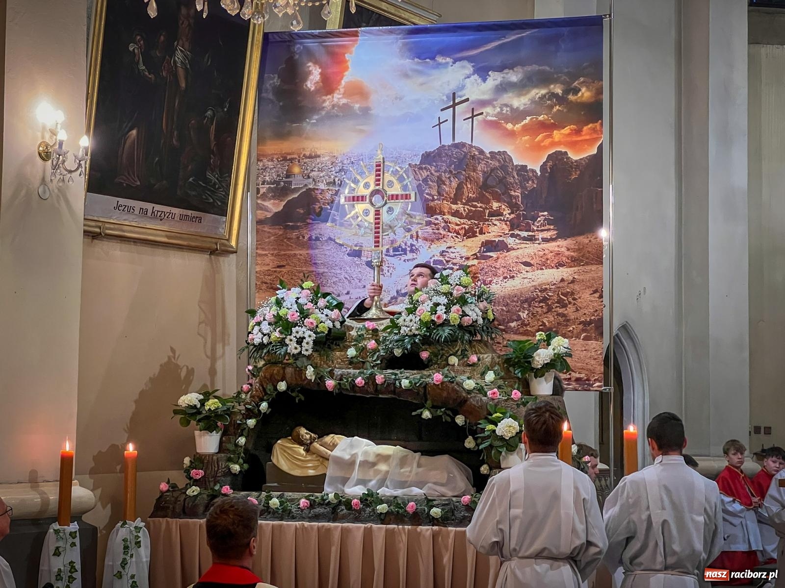 Zdjęcie w galerii na portalu naszraciborz.pl: Wielki Piątek w parafii WNMP w Raciborzu – dzień krzyża, ciszy i nadziei [FOTO i WIDEO] wiadomości z regionu