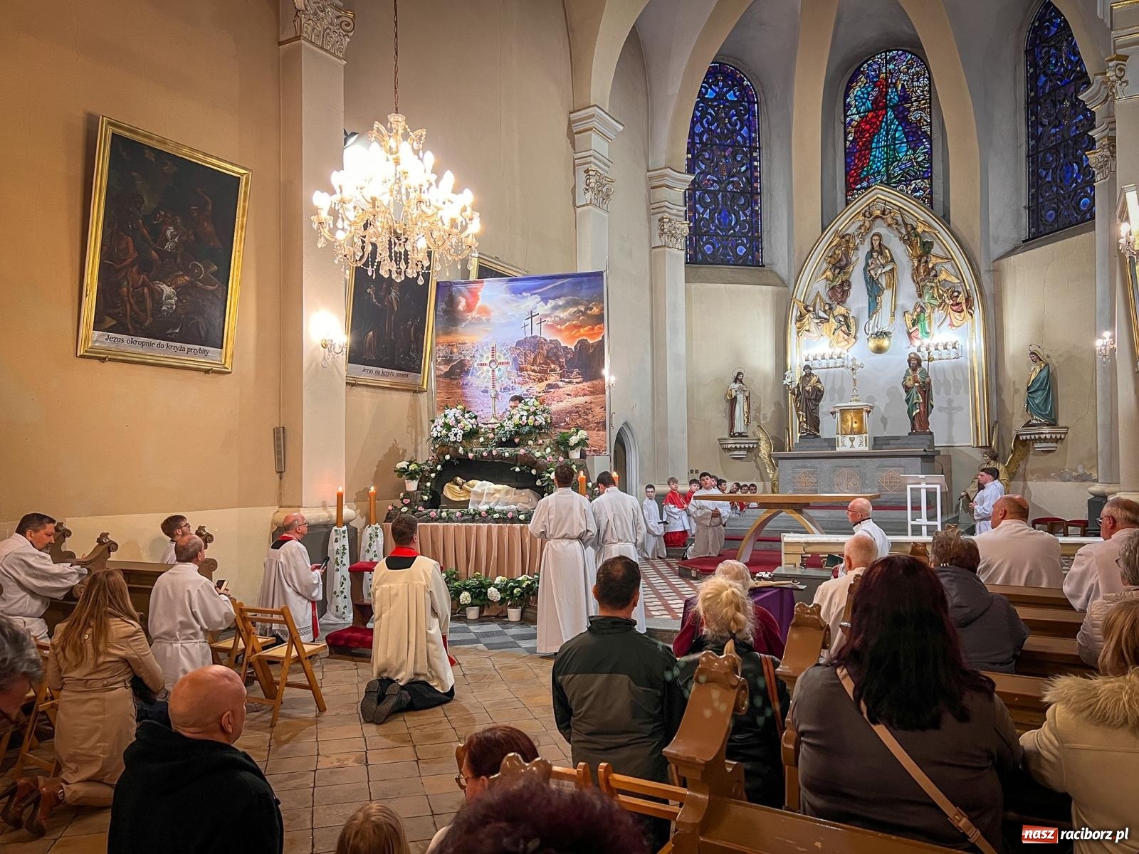 Zdjęcie w galerii na portalu naszraciborz.pl: Wielki Piątek w parafii WNMP w Raciborzu – dzień krzyża, ciszy i nadziei [FOTO i WIDEO] wiadomości z regionu