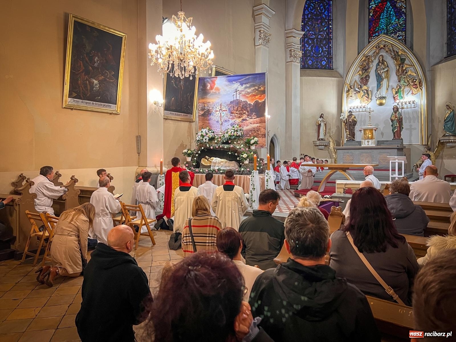 Zdjęcie w galerii na portalu naszraciborz.pl: Wielki Piątek w parafii WNMP w Raciborzu – dzień krzyża, ciszy i nadziei [FOTO i WIDEO] wiadomości z regionu