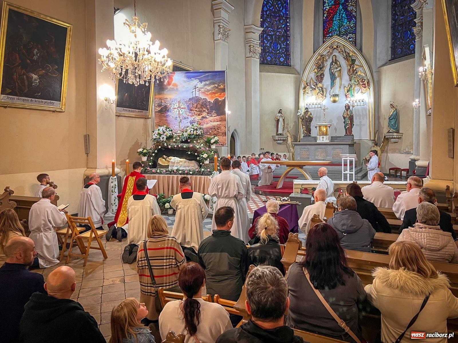 Zdjęcie w galerii na portalu naszraciborz.pl: Wielki Piątek w parafii WNMP w Raciborzu – dzień krzyża, ciszy i nadziei [FOTO i WIDEO] wiadomości z regionu