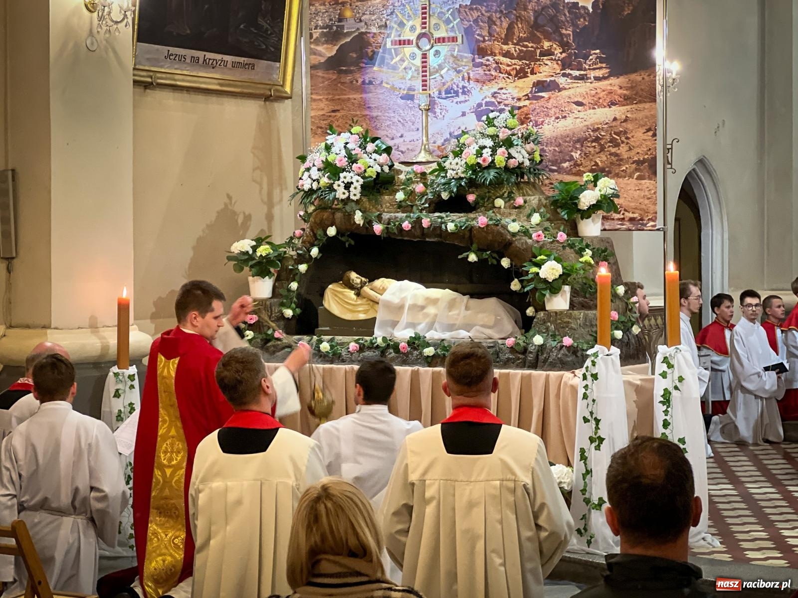 Zdjęcie w galerii na portalu naszraciborz.pl: Wielki Piątek w parafii WNMP w Raciborzu – dzień krzyża, ciszy i nadziei [FOTO i WIDEO] wiadomości z regionu