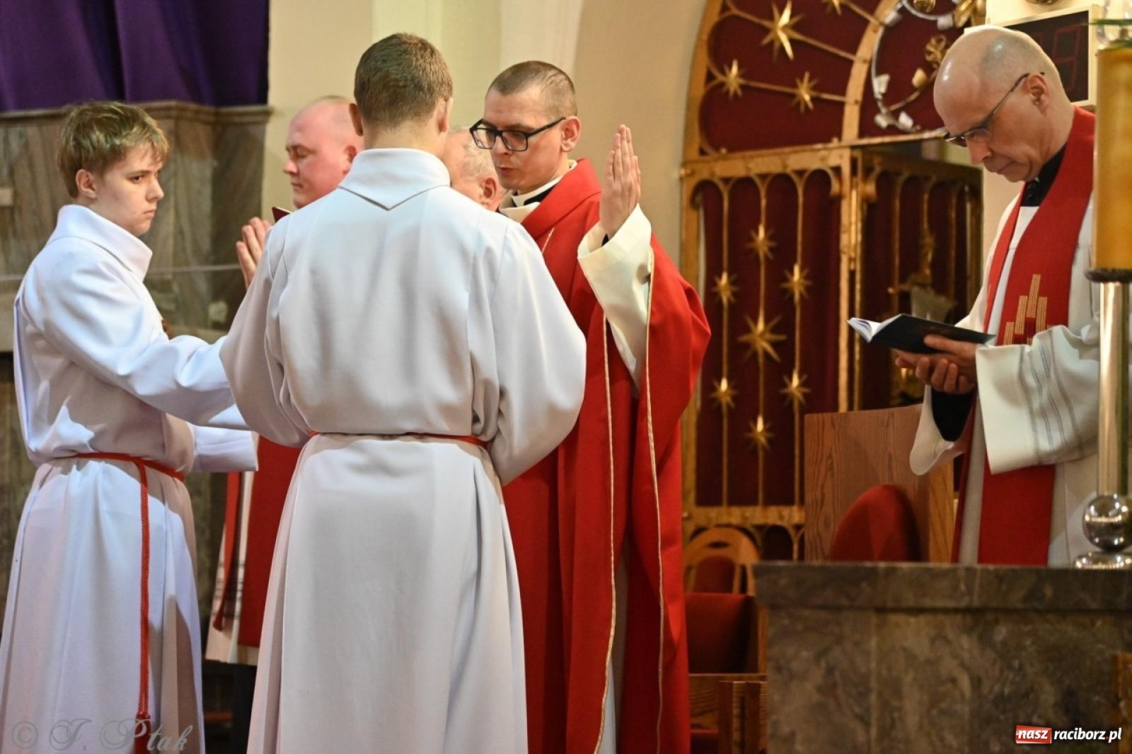 Zdjęcie w galerii na portalu naszraciborz.pl: Zaskakująca aranżacja Grobu Pańskiego w kościele NSPJ w Raciborzu [FOTO] wiadomości z regionu
