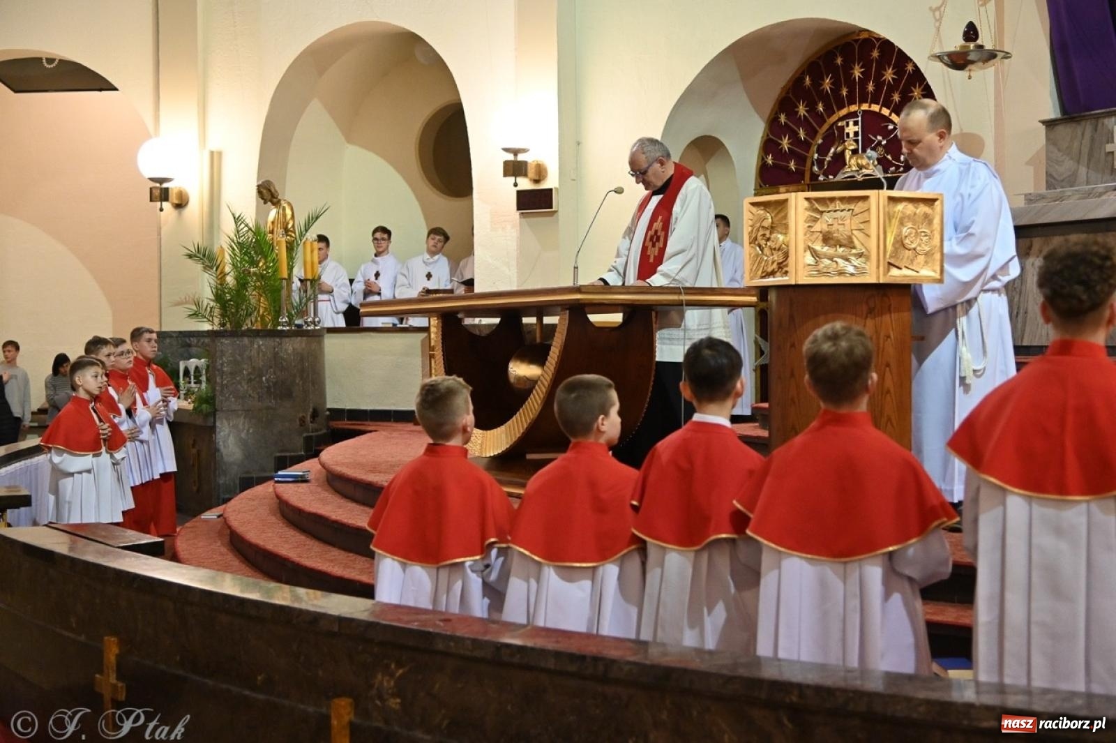 Zdjęcie w galerii na portalu naszraciborz.pl: Zaskakująca aranżacja Grobu Pańskiego w kościele NSPJ w Raciborzu [FOTO] wiadomości z regionu