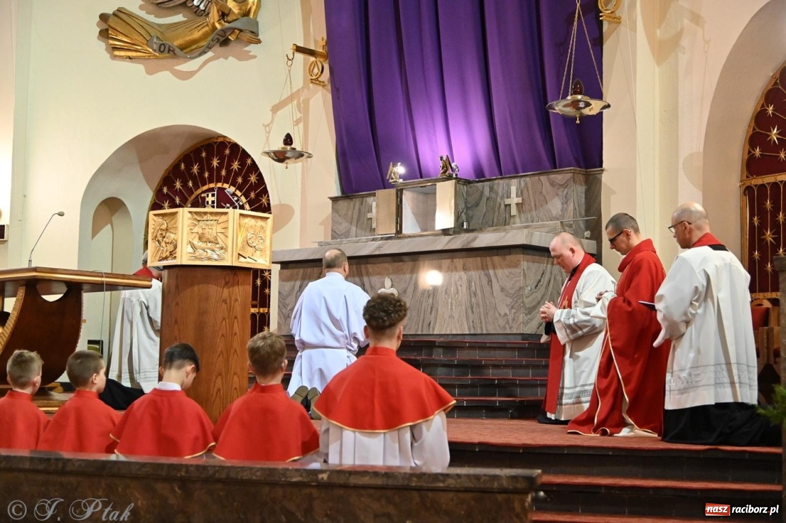 Zdjęcie w galerii na portalu naszraciborz.pl: Zaskakująca aranżacja Grobu Pańskiego w kościele NSPJ w Raciborzu [FOTO] wiadomości z regionu