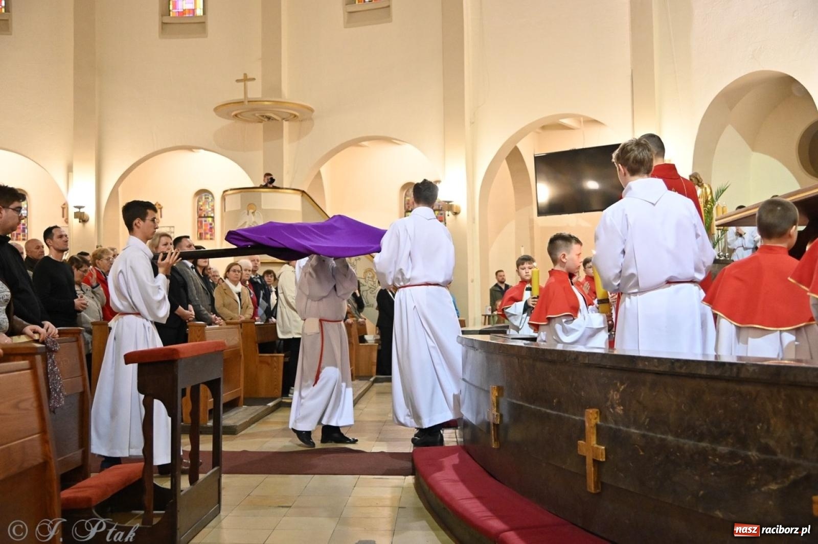 Zdjęcie w galerii na portalu naszraciborz.pl: Zaskakująca aranżacja Grobu Pańskiego w kościele NSPJ w Raciborzu [FOTO] wiadomości z regionu
