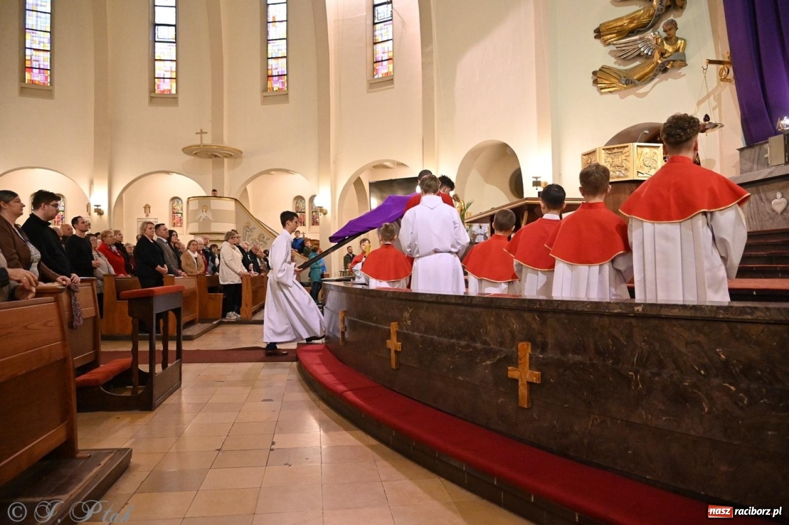 Zdjęcie w galerii na portalu naszraciborz.pl: Zaskakująca aranżacja Grobu Pańskiego w kościele NSPJ w Raciborzu [FOTO] wiadomości z regionu