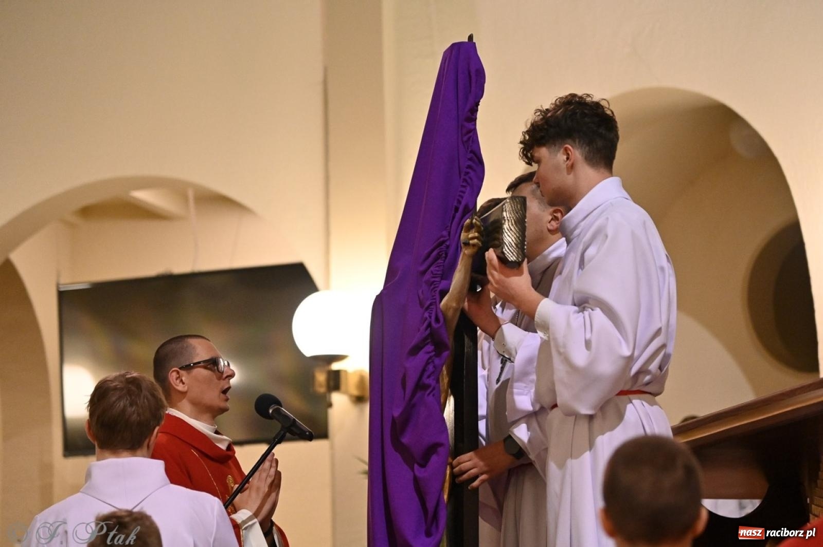 Zdjęcie w galerii na portalu naszraciborz.pl: Zaskakująca aranżacja Grobu Pańskiego w kościele NSPJ w Raciborzu [FOTO] wiadomości z regionu