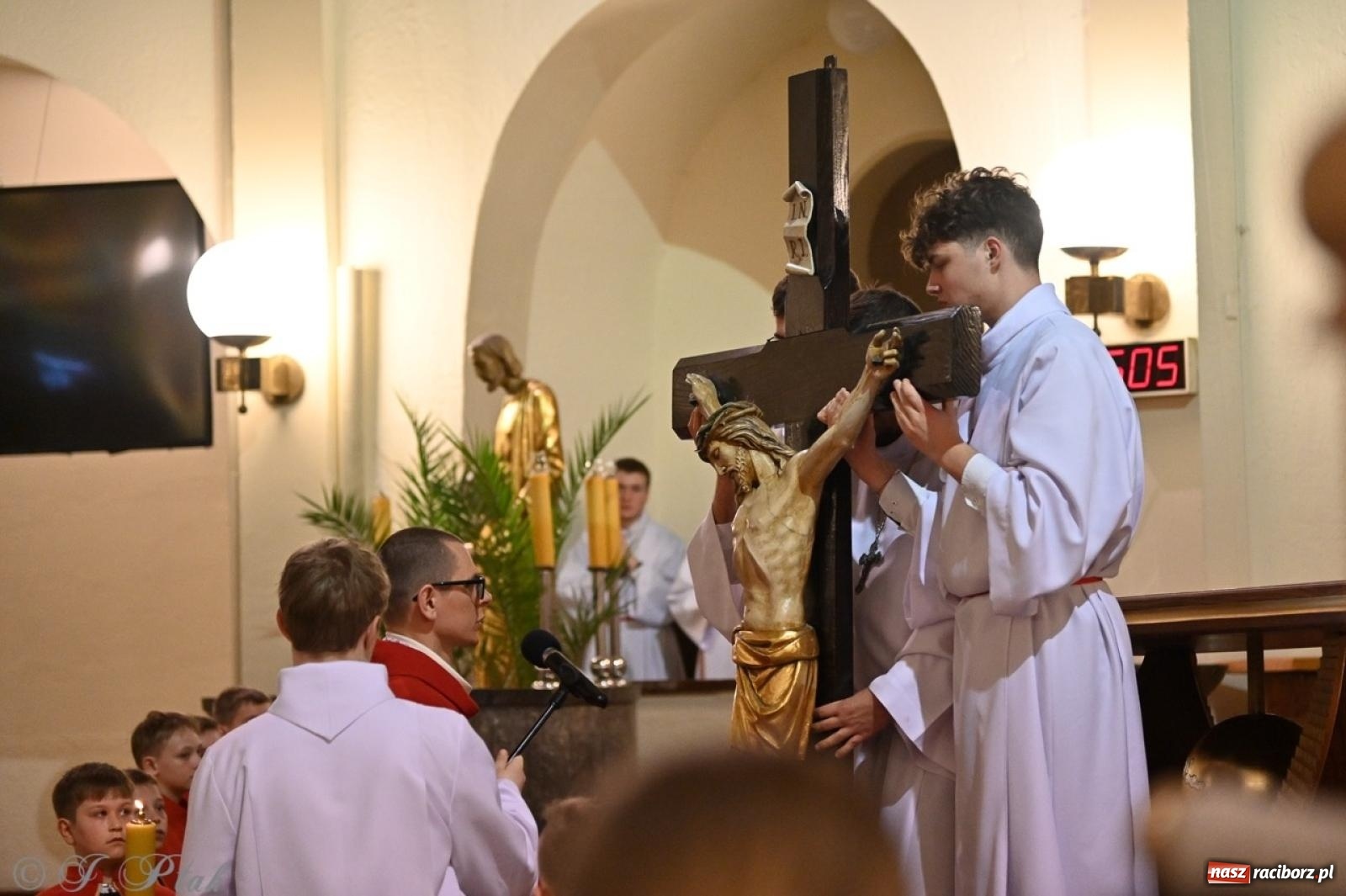 Zdjęcie w galerii na portalu naszraciborz.pl: Zaskakująca aranżacja Grobu Pańskiego w kościele NSPJ w Raciborzu [FOTO] wiadomości z regionu