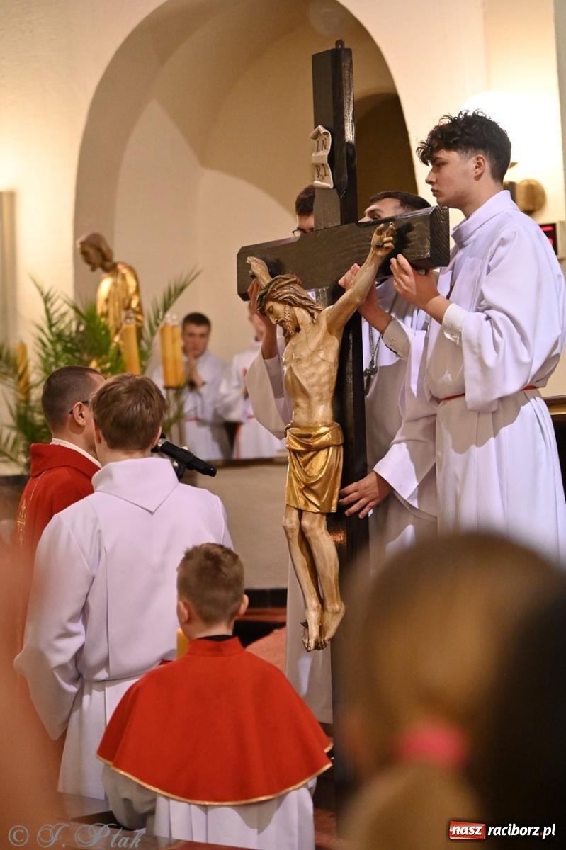 Zdjęcie w galerii na portalu naszraciborz.pl: Zaskakująca aranżacja Grobu Pańskiego w kościele NSPJ w Raciborzu [FOTO] wiadomości z regionu