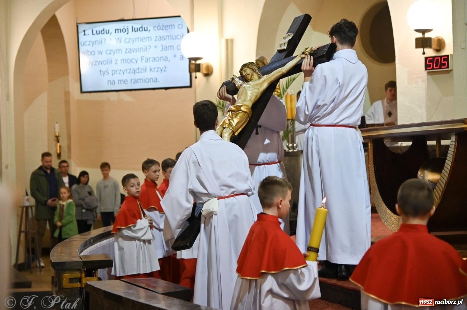 Zdjęcie w galerii na portalu naszraciborz.pl: Zaskakująca aranżacja Grobu Pańskiego w kościele NSPJ w Raciborzu [FOTO] wiadomości z regionu