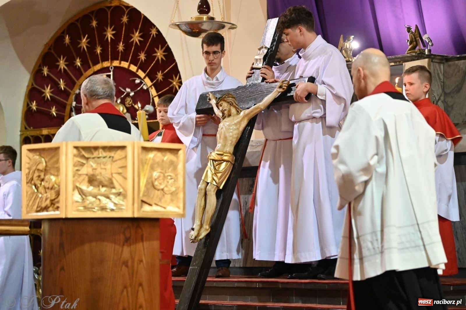 Zdjęcie w galerii na portalu naszraciborz.pl: Zaskakująca aranżacja Grobu Pańskiego w kościele NSPJ w Raciborzu [FOTO] wiadomości z regionu