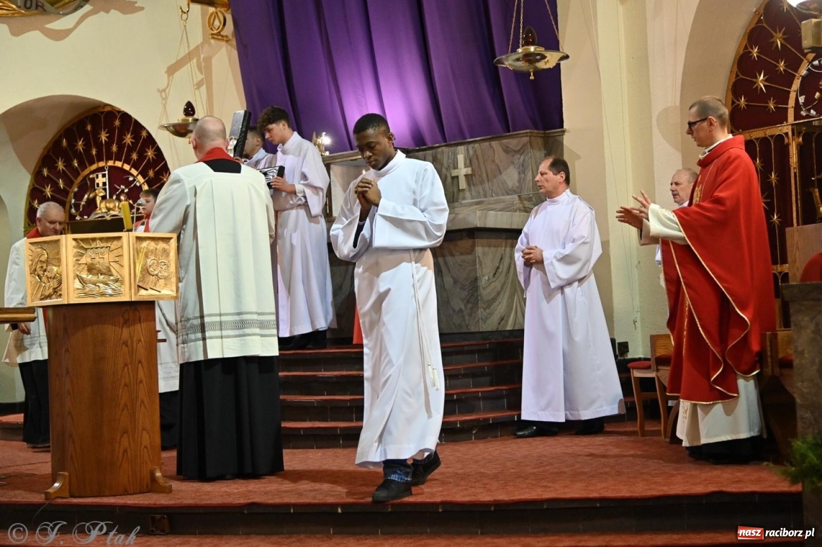 Zdjęcie w galerii na portalu naszraciborz.pl: Zaskakująca aranżacja Grobu Pańskiego w kościele NSPJ w Raciborzu [FOTO] wiadomości z regionu